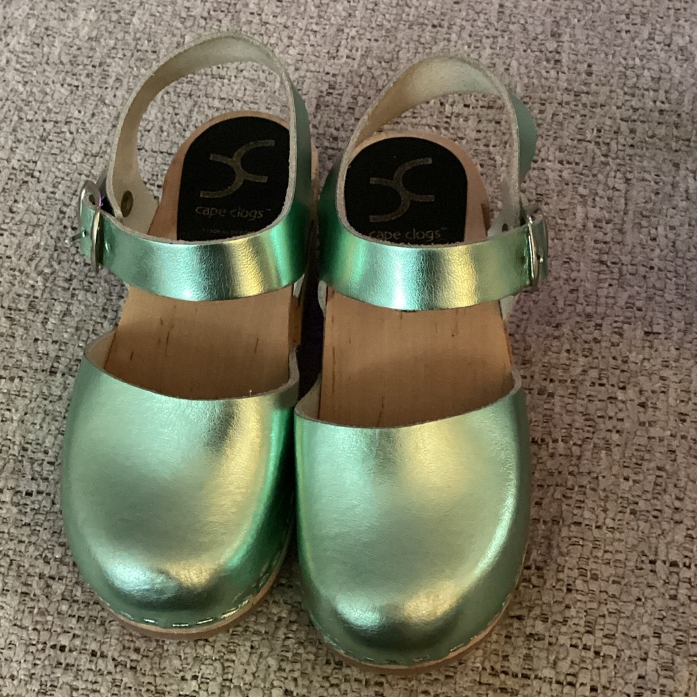Cape Clogs Metallic Green Kids Slippers